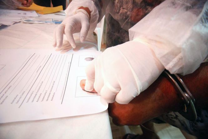 A primeira etapa da coleta de material genético de presos do Centro de Recuperação Penitenciário Pará II (CRPP II), localizado no Complexo Penitenciário de Santa Izabel, foi iniciada nesta terça-feira (30), pela Superintendência do Sistema Penitenciário do Estado (Susipe), em parceria com o Centro de Perícias Científicas Renato Chaves (CPC). A coleta visa à formação de um banco nacional de dados, que ajudará a desvendar crimes cometidos por condenados de Justiça em todo o país,

FOTO: AKIRA ONUMA / ASCOM SUSIPE
DATA: 01.05.2019
BELÉM - PARÁ <div class='credito_fotos'>Foto: Akira Onuma / Ascom Susipe   |   <a href='/midias/2019/originais/84b7da1e-139f-470f-b98e-804c6cdcb7d6.jpg' download><i class='fa-solid fa-download'></i> Download</a></div>