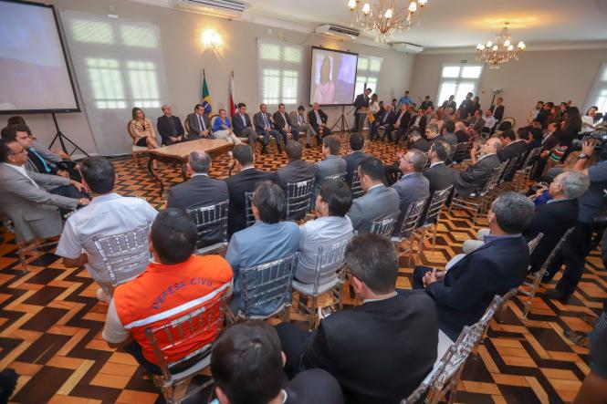 As obras de construção da nova ponte sobre o rio Moju iniciam em cinco dias. O anúncio foi feito pelo governador Helder Barbalho e pelo vice, Lúcio Vale, na manhã desta quarta-feira (17), durante coletiva de imprensa realizada no Palácio do Governo. Na ocasião, foi assinado o contrato com a empresa vencedora do processo emergencial aberto na última semana, com o objetivo de acelerar a execução de obras e serviços na região afetada pelo acidente ocorrido no dia 6 de abril, quando uma embarcação colidiu com a estrutura, que desabou.

FOTO: MARCO SANTOS / AGÊNCIA PARÁ
DATA: 17.04.2019
BELÉM - PA  <div class='credito_fotos'>Foto: Marco Santos / Ag. Pará   |   <a href='/midias/2019/originais/84ff9f17-ecc9-4419-ad44-0ddad3ba763d.jpg' download><i class='fa-solid fa-download'></i> Download</a></div>