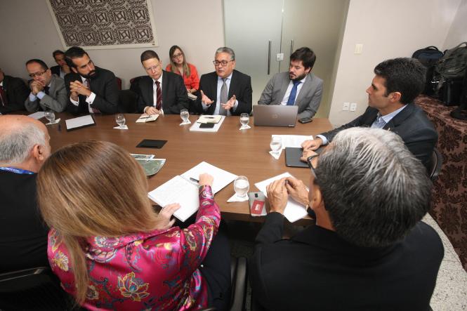 epresentantes do Banco de Desenvolvimento da América Latina (CAF) estiveram reunidos, na manhã desta terça-feira (19), com o governador do Pará, Helder Barbalho, e diversos secretários de estado para apresentar as linhas de crédito que estão disponíveis para a realização de investimentos multissetoriais da instituição para com o Estado.

FOTO: WAGNER SANTANA / AGÊNCIA PARÁ
DATA: 19.03.2019
BELÉM - PARÁ <div class='credito_fotos'>Foto: Wagner Santana / Ag. Pará   |   <a href='/midias/2019/originais/851bc1d3-69ac-44ef-a0e3-c0a669f7faaa.jpg' download><i class='fa-solid fa-download'></i> Download</a></div>