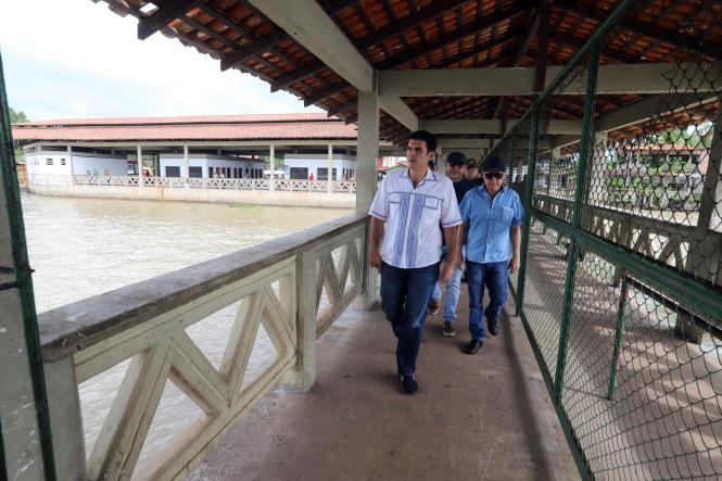 O governador Helder Barbalho visitou, neste domingo (20), o arquipélago do Marajó. Ele desembarcou em Salvaterra, por volta das 9h, e foi direto para o Porto do Camará, principal porta de entrada e saída dessa região, onde inspecionou a estrutura do local ao lado do diretor técnico da Secretaria de Estado de Transportes (Setran), João Renato Aguiar, e do prefeito de Salvaterra, Valentim Oliveira. 

FOTO: MARCO SANTOS/AGÊNCIA PARÁ.
DATA: 20.01.2019
SALVATERRA - PARÁ
 <div class='credito_fotos'>Foto: Marco Santos / Ag. Pará   |   <a href='/midias/2019/originais/854e1044-9599-48af-b502-5080edb60cfc.jpg' download><i class='fa-solid fa-download'></i> Download</a></div>