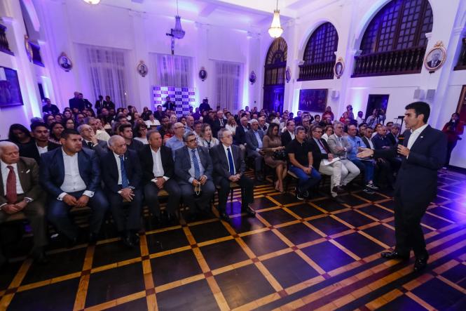 Estudos sobre a viabilidade da criação de uma rodovia pedagiada entre Belém e Castanhal, a instalação do canteiro de obras para a derrocada do Pedral do Lourenço a partir de julho desse ano e ainda a conclusão da discussão sobre as compensações da Lei Kandir na Câmara Federal, até o final do semestre, foram algumas das ações anunciadas por Helder Barbalho durante o lançamento da 8ª edição da Feira Pará Negócios. O evento, realizado na sede da Associação Comercial do Pará (ACP) na noite da última sexta-feira (16), contou com a presença de expositores, autoridades e convidados, que assistiram a conferência "Perspectivas para o crescimento do Pará", ministrada pelo governador.

FOTO: MARCELO SEABRA / AGÊNCIA PARÁ
DATA: 16.03.2019
BELÉM - PA <div class='credito_fotos'>Foto: Marcelo Seabra / Ag. Pará   |   <a href='/midias/2019/originais/855482ec-ba1c-4ac9-9776-58c65768a7ce.jpg' download><i class='fa-solid fa-download'></i> Download</a></div>