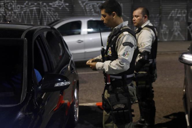 O Departamento de Trânsito do Estado inicia neste sábado (26), durante o pré-carnaval da Cidade Velha, em Belém, o trabalho de fiscalização para inibir o desrespeito às regras quanto ao uso do som automotivo, pessoas dirigindo bêbadas e demais infrações que colocam em risco a segurança viária.

FOTO: ASCOM DETRAN
DATA: 25.01.2019
BELÉM - PARÁ <div class='credito_fotos'>Foto: ASCOM DETRAN   |   <a href='/midias/2019/originais/85fbf859-a567-443f-9df3-3bf795b85ea4.jpg' download><i class='fa-solid fa-download'></i> Download</a></div>
