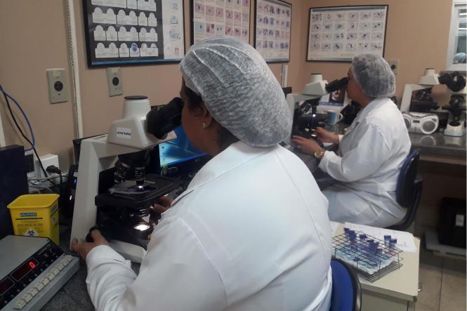 Pelo oitavo ano consecutivo, o Centro de Análises Clínicas (SAC) do Hospital Ophir Loyola foi classificado como excelente nas determinações das amostras-controle do ensaio de proficiência, pelo Programa Nacional de Controle de Qualidade (PNCQ). O Centro alcançou 91,94% dos resultados esperados em 12 meses.

FOTO: ASCOM HOL
DATA: 30.01.2019
BELÉM - PARÁ
 <div class='credito_fotos'>Foto: ASCOM HOL   |   <a href='/midias/2019/originais/8617a042-b7c1-460e-8b58-1b0c74436dc0.jpg' download><i class='fa-solid fa-download'></i> Download</a></div>