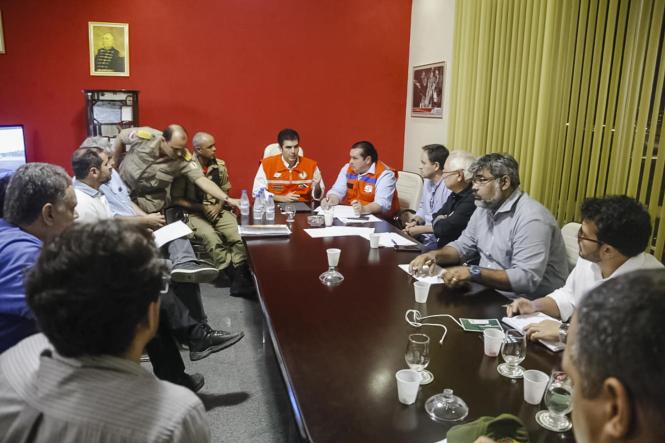 Obras emergenciais em portos de Belém e Barcarena, recuperação de estradas e um planejamento estratégico para a retomada do tráfego em sua totalidade na Alça Viária estão entre as principais medidas já iniciadas pelo Governo do Pará neste sábado (6), após a queda de 268 metros da ponte Rio Moju. Uma reunião com representantes de diversos órgãos estaduais foi convocada pelo governador Helder Barbalho nesta noite, no gabinete de crise montado no Comando Geral do Corpo de Bombeiros, na capital. O objetivo foi monitorar as ações já executadas e planejar as próximas a serem tomadas nos próximos dias.

FOTO: FERNANDO ARAÚJO / AGÊNCIA PARÁ
DATA: 07.04.2019
BELÉM - PA <div class='credito_fotos'>Foto: Fernando Araújo / agência Pará   |   <a href='/midias/2019/originais/86220b6d-2bb6-47f9-87c2-09c914d8ab2b.jpg' download><i class='fa-solid fa-download'></i> Download</a></div>