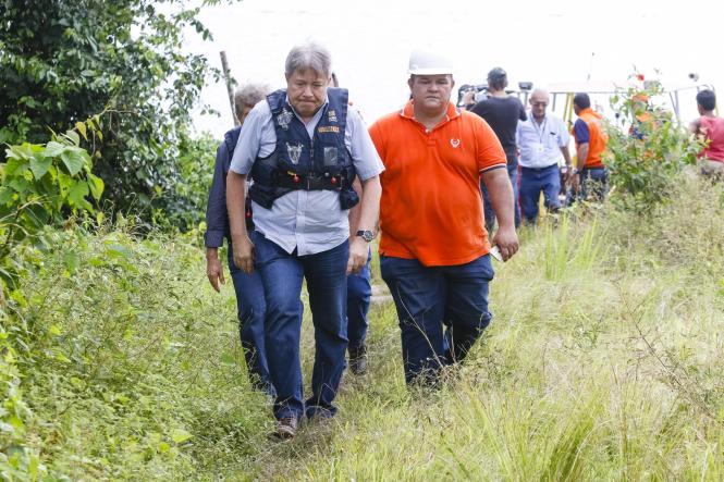 O governador Helder Barbalho e o vice-governador, Lúcio Vale, anunciaram, durante coletiva neste sábado (6), que o Estado não irá cessar as buscas pelas possíveis vítimas do acidente na ponte Rio Moju, a terceira da Alça Viária, até que elas sejam localizadas. Como medidas emergenciais para minimizar os impactos sofridos pela população, o chefe do Executivo estadual informou que serão construídas rampas, nos dois lados da ponte, para possibilitar o fluxo de balsas no local onde a a estrutura da ponte foi destruída após a colisão de uma balsa, na madrugada deste sábado (6). Serão recuperados ainda os portos do Arapari, em Barcarena, e o Porto Bannach, localizado na Avenida Bernardo Sayão, no bairro do Guamá, em Belém.

FOTO: WAGNER SANTANA / AGÊNCIA PARÁ
DATA: 06.04.2019
MOJU - PA <div class='credito_fotos'>Foto: Wagner Santana / Ag. Pará   |   <a href='/midias/2019/originais/862e3655-6728-4842-83da-7b1bf44bbcd0.jpg' download><i class='fa-solid fa-download'></i> Download</a></div>