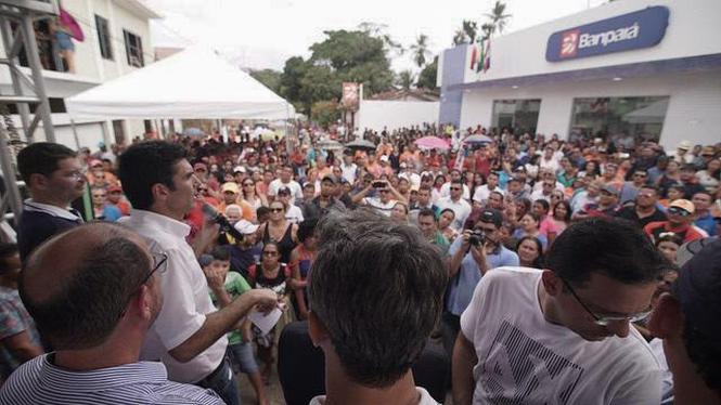 O governador Helder Barbalho e o vice-governador, Lúcio Vale, inauguraram neste sábado (23) a segunda agência do Banco do Estado do Pará (Banpará) em 80 dias de governo, dessa vez no município de Porto de Moz, no oeste paraense. 

FOTO: MARCO SANTOS / AG. PARÁ
DATA: 23.03.3029
PORTO DE MOZ - PARÁ <div class='credito_fotos'>Foto: Marco Santos / Ag. Pará   |   <a href='/midias/2019/originais/8651c8bc-6572-478c-80f0-39ab2b79affe.jpg' download><i class='fa-solid fa-download'></i> Download</a></div>