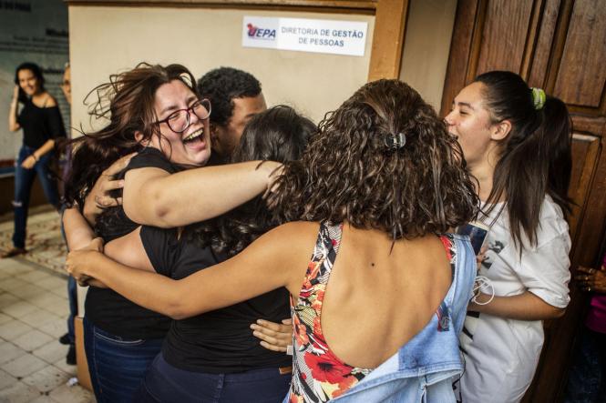 Em meio a batucadas, cores e brilhos, ficaram conhecidos os 3.650 aprovados no Processo Seletivo (Prosel) 2019 da Universidade do Estado do Pará (Uepa), na manhã desta sexta (25). No pátio da Reitoria, candidatos, pais, amigos e professores aguardavam ansiosos, junto às emissoras de rádio que fazem a leitura dos nomes.

FOTO: NAILANA THIELY / ASCOM UEPA
DATA: 25.01.2019
BELÉM - PARÁ <div class='credito_fotos'>Foto: Fernando Araújo/Ag. Pará   |   <a href='/midias/2019/originais/86661e2e-f242-4812-9777-571d36f603c0.jpg' download><i class='fa-solid fa-download'></i> Download</a></div>