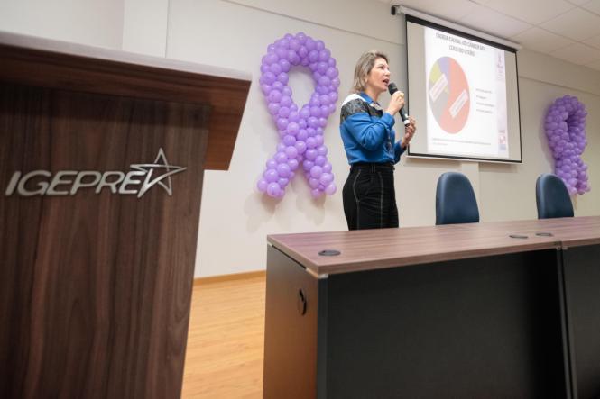 Gestões dos 144 municípios paraenses já estão convocadas a mobilizar mulheres adultas para a adesão ao exame preventivo a fim de detectar, o quanto antes, lesões que podem se transformar num câncer de colo de útero. Essa orientação é o mote da campanha “Março Lilás por todo o Pará”, que a Secretaria de Estado de Saúde Pública (Sespa) acaba de lançar a fim de combater a principal causa de morte por câncer de mulheres no Pará e como parte da programação do governo do Estado, em alusão ao mês da mulher.

FOTO: RICARDO AMANJÁS / AGÊNCIA PARÁ
DATA: 12.03.2019
BELÉM - PA <div class='credito_fotos'>Foto: Ricardo Amanajás / Ag. Pará   |   <a href='/midias/2019/originais/86858592-0ec7-4d2e-9e07-de6777d91d07.jpg' download><i class='fa-solid fa-download'></i> Download</a></div>