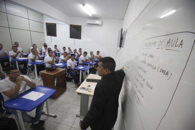 Cerca de 500 candidatos começaram as aulas na manhã desta segunda-feira, (11), para o curso de formação profissional de agente prisional, do concurso C-199 da Superintendência do Sistema Penitenciário do Estado (Susipe). O curso acontece no Instituto de Ensino de Segurança do Pará (IESP), em Marituba. No total, 498 candidatos classificados estão divididos em 14 turmas. 

FOTO: ASCOM / SUSIPE
DATA: 11.03.2019
BELÉM - PA <div class='credito_fotos'>Foto: ASCOM / SUSIPE   |   <a href='/midias/2019/originais/8685db2d-ad00-4504-9aed-531cdd930486.jpg' download><i class='fa-solid fa-download'></i> Download</a></div>