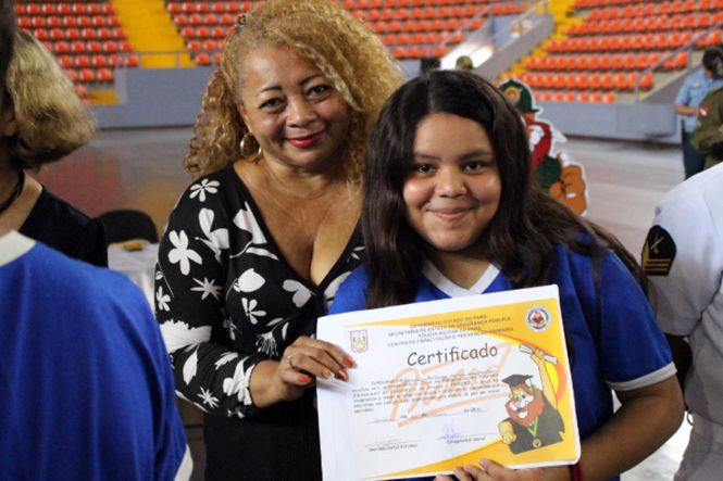 O Comando de Policiamento da Capital II e o 24º Batalhão realizaram nesta sexta-feira (3) a cerimônia de formatura do Programa Educacional de Resistência às Drogas e à Violência (Proerd). Concluíram o curso, 400 alunos da Escola Estadual de Ensino Fundamental Panorama XXI, situada no bairro da Cabanagem, em Belém. A solenidade foi realizada na Arena Guilherme Paraense, o Mangueirinho, com a presença de diversas autoridades civis e militares.

FOTO: ASCOM / POLÍCIA MILITAR
DATA: 03.05.2019
BELÉM - PARÁ <div class='credito_fotos'>Foto: Ascom / Policia Militar   |   <a href='/midias/2019/originais/86a8aab8-6fb4-499d-9714-22ade4e263f4.jpg' download><i class='fa-solid fa-download'></i> Download</a></div>