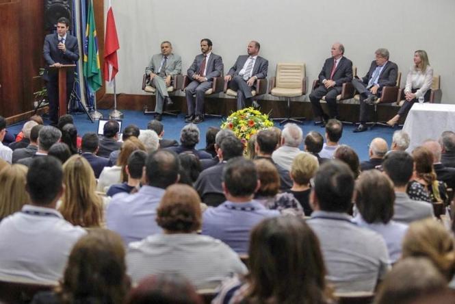 O governador Helder Barbalho deu posse (foto), hoje (02/01) ao secretário da Fazenda do Estado do Pará, René Sousa, em cerimônia realizada  no auditório do órgão central do Fisco em Belém. René de Oliveira e Sousa Júnior é mestre em Direito Público com Pós-Graduação em Economia na Universidade George Washington, de Washington, Estados Unidos.Tem graduação em Direito, Administração e Letras. Foi  auditor fiscal da Receita Estadual do Estado de Minas Gerais durante 32 anos, ingressado por concurso público, onde exerceu cargos como Subsecretário da Receita Estadual; Conselheiro no Conselho de Contribuintes do Estado de Minas Gerais e Assessor Especial do Secretário de Estado da Fazenda  de MG; superintendente da Receita Estadual; Superintendente Regional da Fazenda em Governador Valadares e Chefe da Administração Fazendária de Pouso Alegre, entre outros. Também atuou no Ministério da Fazenda, onde foi diretor de Programa na Secretaria Executiva, e Presidente da Comissão Técnica Permanente do ICMS–COTEPE. No Ministério do Desenvolvimento, Indústria e Comércio Exterior atuou como Gerente de Projeto e Secretário Executivo do Projeto “Fóruns de Competitividade”.

FOTO: MARCO SANTOS
DATA: 02.01.2019
BELÉM - PARÁ <div class='credito_fotos'>Foto: MARCO SANTOS   |   <a href='/midias/2019/originais/86c671a0-0299-47a4-97ce-6b64c7d47f09.jpg' download><i class='fa-solid fa-download'></i> Download</a></div>