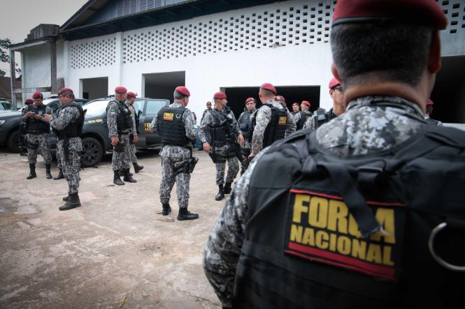A tropa da Força Nacional começa a chegar no Pará nesta sexta-feira (22). Os agentes chegam a Belém por diversas rotas e meios, em dias alternados, vindos de Itaituba, no sudoeste paraense; do estado de Sergipe, no nordeste brasileiro; e de Brasília, Distrito Federal. Todos os 200 agentes e as 40 viaturas deverão se reunir, na próxima segunda-feira (25) quando ocorrerá uma solenidade de apresentação que marcará o início das atividades da Força Nacional na Região Metropolitana de Belém (RMB).

FOTO: FERNANDO ARAÚJO / AGÊNCIA PARÁ
DATA:22.03.2019
BELÉM - PARÁ <div class='credito_fotos'>Foto: Fernando Araújo/Ag. Pará   |   <a href='/midias/2019/originais/86c6afdc-1482-45b7-a19c-93929088059f.jpg' download><i class='fa-solid fa-download'></i> Download</a></div>
