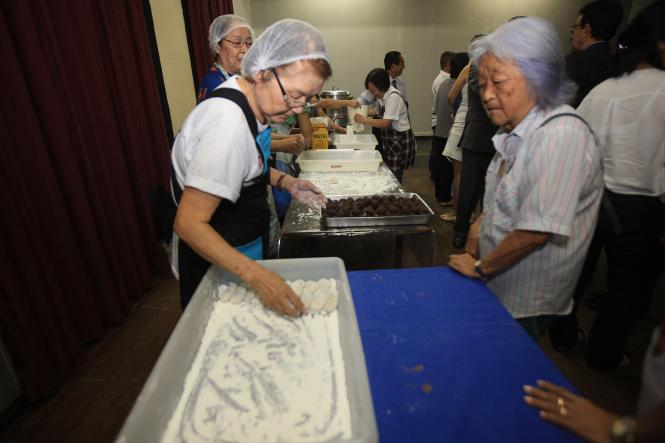 A comunidade nipo-brasileira do Pará comemorou a entrada de 2019 no auditório da Associação Pan-Amazônia Nipo-Brasileira, no domingo (6), em Belém. O evento deu início às homenagens aos 90 anos da imigração japonesa na Amazônia e contou com a presença do Governo do Estado. O chefe de gabinete, Luiziel Guedes, esteve representando o governador Helder Barbalho.

FOTO: CARLOS SODRÉ / AG. PARÁ
DATA: 06.01.2019
BELÉM - PARÁ <div class='credito_fotos'>Foto: CARLOS SODRÉ / AG. PARÁ    |   <a href='/midias/2019/originais/86ce8057-5b4a-487d-9589-a604b456add8.jpg' download><i class='fa-solid fa-download'></i> Download</a></div>