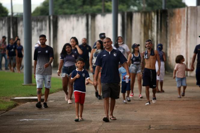 Tranquilidade e muita comemoração marcaram a reabertura do Estádio Estadual Jornalista Edgar Augusto Proença - Mangueirão na tarde deste domingo (3). A vitória do Remo contra o Tapajós, por 1x0, em jogo referente à primeira rodada do Parazão, foi acompanhada de perto por 19,2 mil torcedores, e dentre eles, muitas crianças acompanhadas pelos pais e familiares. 

FOTO: THIAGO GOMES/AG. PARÁ
DATA: 03.02.2019 
BELÉM - PARÁ <div class='credito_fotos'>Foto: Thiago Gomes /Ag. Pará   |   <a href='/midias/2019/originais/86d0524a-d2a4-4950-a4b0-f441cf51acad.jpg' download><i class='fa-solid fa-download'></i> Download</a></div>