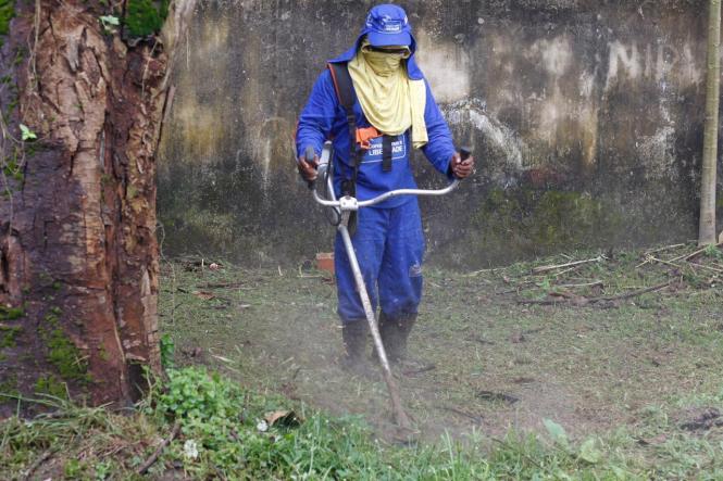 Um grupo de 16 detentos do regime semiaberto da Colônia Agrícola Penal de Santa Izabel (CPASI), realizaram, nesta sexta feira (22/2), serviços de capina, limpeza externa, pintura e grafitagem, na Escola Cordeiro de Farias, em Belém.

FOTO: ASCOM / SUSIPE
DATA: 22.02.2019
BELÉM - PA <div class='credito_fotos'>Foto: ASCOM / SUSIPE   |   <a href='/midias/2019/originais/86e098c7-bf7f-4bca-8fd3-82438faa5dc0.jpg' download><i class='fa-solid fa-download'></i> Download</a></div>