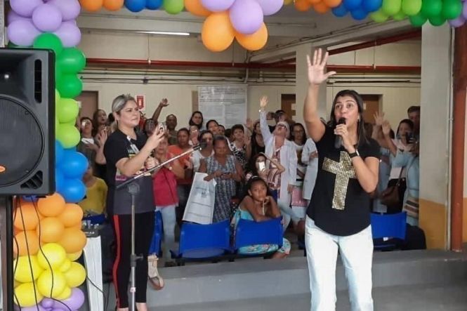 Café da manhã, massagem, práticas integrativas e muita música surpreenderam e alegraram os pacientes que aguardavam consultas no ambulatório do Hospital Ophir Loyola, em Belém, na manhã desta quarta-feira (15). 

FOTO: ASCOM / OPHIR LOYOLA
DATA: 16.05.2019
BELÉM -PARÁ <div class='credito_fotos'>Foto:  Ascom / Ophir Loyola   |   <a href='/midias/2019/originais/87193ac8-00d1-4aa5-bad7-37ce99de8641.jpg' download><i class='fa-solid fa-download'></i> Download</a></div>