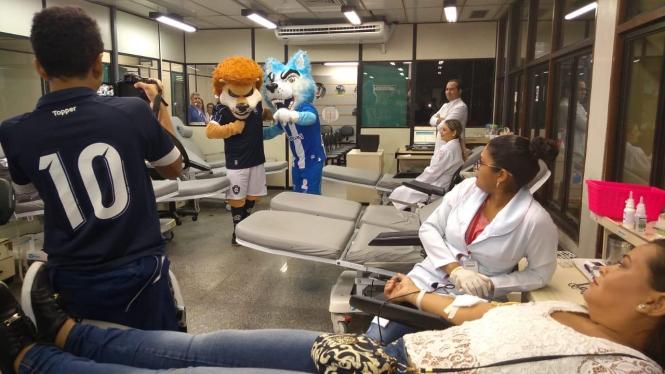 Será neste domingo (24), às 16h, durante o clássico REXPA, o lançamento oficial da campanha “Doadores Futebol Clube”, promovida pela Cultura Rede de Comunicação, em parceria com a Fundação Centro de Hemoterapia e Hematologia (Hemopa) e os clubes Remo e Paysandu.
Os mascotes do Remo e Paysandu visitaram a sede do Hemopa para estimular a doação

FOTO: ASCOM / HEMOPA
DATA: 23.03.2019
BELÉM - PARÁ <div class='credito_fotos'>Foto: Ascom Hemopa   |   <a href='/midias/2019/originais/871b1bd3-e2f7-4a7e-8e74-3fc3ec77161c.jpg' download><i class='fa-solid fa-download'></i> Download</a></div>