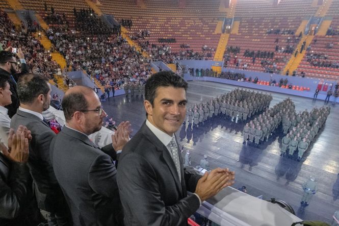 Quatrocentos e trinta novos soldados da Polícia Militar serão distribuídos a partir de hoje para atuar nas ações de policiamento preventivo, ostensivo e repressivo na Região Metropolitana de Belém. A solenidade que marcou a entrega dos novos policiais militares à sociedade ocorreu na manhã desta quinta-feira (2), na Arena Guilherme Paraense, o “Mangueirinho”, com a presença do governador do Estado, Helder Zaluth Barbalho. Nesta sexta-feira (03), o Governo do Estado participa da formatura de outros cem soldados, no município de Marabá.

FOTO: MARCO SANTOS / AGÊNCIA PARÁ 
DATA: 02.05.2019
BELÉM - PARÁ <div class='credito_fotos'>Foto: Marco Santos / Ag. Pará   |   <a href='/midias/2019/originais/8740d003-fdaa-4be0-b730-df962c836bf8.jpg' download><i class='fa-solid fa-download'></i> Download</a></div>