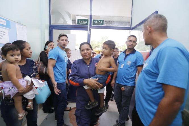 A agilidade do Grupamento Aéreo de Segurança Pública (Graesp) será determinante para a recuperação do menino Marielson Isaac dos Santos, de 4 anos, que sofreu, no fim da tarde de quarta-feira (20), um trauma na cabeça em um acidente doméstico, na Vila Gorete, no Rio Arapiuns, em Santarém, no oeste do Para. A mãe dele, Elizete Maria dos Santos, conta que o filho passou a noite toda com fortes dores na cabeça. A preocupação era grande porque não há transporte fluvial diariamente na comunidade onde moram.

FOTO: JADER PAES / AGÊNCIA PARÁ
DATA: 21.03.2019
SANTARÉM - PARÁ <div class='credito_fotos'>Foto: JADER PAES / AGÊNCIA PA   |   <a href='/midias/2019/originais/8779bcee-df79-4ca0-9615-0e09beca5958.jpg' download><i class='fa-solid fa-download'></i> Download</a></div>