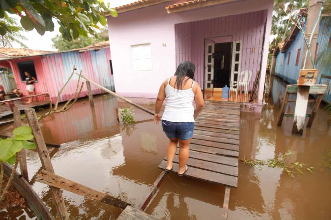 A Defesa Civil do Estado já está no município de São Domingos do Capim, no nordeste do Pará, que foi atingido por forte alagamento desde a última quinta-feira (21). 

FOTO: MAYCON NUNES / AGÊNCIA PARÁ
DATA: 23.03.2019
SÃO DOMINGOS DO CAPIM - PARÁ <div class='credito_fotos'>Foto: Maycon Nunes / Ag. Pará   |   <a href='/midias/2019/originais/877bf480-7421-494c-b236-31d7d8a3b9b9.jpg' download><i class='fa-solid fa-download'></i> Download</a></div>