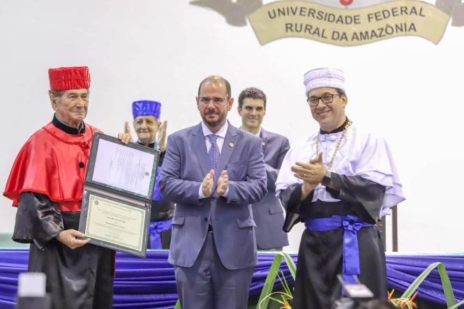 O governador do Estado do Pará, Helder Barbalho, juntamente com o vice Lúcio Vale, participou, na manhã desta quarta-feira (17), da entrega de outorga Doutor Honoris Causa, concedida pela Universidade Federal Rural da Amazônia (Ufra), a Anivaldo Vale. A cerimônia ocorreu na sede na universidade, como parte das comemorações dos 68 anos da instituição.

FOTO: MARCO SANTOS / AGÊNCIA PARÁ
DATA: 17.04.2019
BELÉM - PARÁ <div class='credito_fotos'>Foto: Marco Santos / Ag. Pará   |   <a href='/midias/2019/originais/878e5713-bc3d-47da-80b2-ba904267f0bd.jpg' download><i class='fa-solid fa-download'></i> Download</a></div>