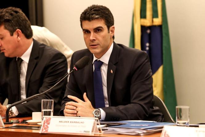 Na tarde desta terça-feira (9), o governador Helder Barbalho participa, em Brasília, de audiência pública que discutirá as “As ameaças de revogação da Lei Kandir e seus impactos para a economia brasileira." A reunião ordinária será na Comissão de Finanças e Tributação da Câmara dos Deputados. Participam do encontro ainda Renato Conchon, coordenador do núcleo econômico da CNA; Germano Stevens, diretor-geral da União Nacional dos Legisladores e Legislativos Estaduais; Rogério dos Santos Croscato, representante da Organização das Cooperativas Brasileiras.

FOTO: JAILSON SAM
DATA: 09.04.2019
BRASÍLIA - DF <div class='credito_fotos'>Foto: Jailson Sam / Divulgação   |   <a href='/midias/2019/originais/87a41ac7-41a5-4724-946d-fa8cc63ea6b7.jpg' download><i class='fa-solid fa-download'></i> Download</a></div>