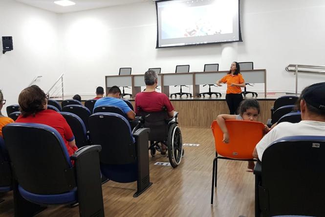 Superar as limitações, sentir mais leveza e elevar a autoestima. Esses foram alguns sentimentos vivenciados por dezenas de Pessoas com Deficiência (PcD), durante a atividade de dança oferecida pelo Centro Integrado de Inclusão e Reabilitação (CIIR) na tarde desta quarta-feira (30). A programação foi realizada pela equipe de “Arte & Cultura” em adesão ao “Janeiro Branco”, que tem a finalidade de alertar a população sobre a importância da manutenção e condições da saúde mental.

FOTO: ASCOM CIIR
DATA: 31.01.2019
BELÉM - PARÁ
 <div class='credito_fotos'>Foto: ASCOM CIIR   |   <a href='/midias/2019/originais/87aaac45-3a8c-4d89-98b1-3a7e16438b10.jpg' download><i class='fa-solid fa-download'></i> Download</a></div>