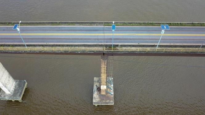 Acompanhado por secretários de Estado, deputados e técnicos da Secretaria de Estado de Trasportes (Detran), do Conselho Regional de Engenharia (Crea-PA) e do Corpo de Bombeiros, o governador Helder Barbalho vistoriou, na manhã deste sábado (26), a ponte Rio Moju, localizada no quilômetro 48 da Alça Viária. A estrutura, que é a segunda no sentido de quem vai de Moju para Belém, apresenta problemas de corrosão e de desgaste em pilares e estacas, além de uma dilatação um pouco maior do que o habitual entre dois blocos de concreto que compõem as pistas de rolamento. A situação tem preocupado moradores da área e usuários da ponte.

FOTO: MARCO SANTOS / AGÊNCIA PARÁ
BELÉM - PARÁ
DATA; 26.01.2019 <div class='credito_fotos'>Foto: Marco Santos / Ag. Pará   |   <a href='/midias/2019/originais/87c7fbf6-1573-430e-a6d8-0a02393fb362.jpg' download><i class='fa-solid fa-download'></i> Download</a></div>