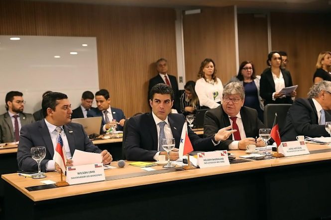 Durante a manhã desta terça-feira (23), o Governador do Pará, Helder Barbalho, participa da IV edição do Fórum de Governadores, realizado em Brasília. 

FOTO: JAILSON SAM /DIVULGAÇÃO
DATA: 23.04.2019
BRASILIA - DF <div class='credito_fotos'>Foto: Jailson Sam / Divulgação   |   <a href='/midias/2019/originais/87fe3cc4-1782-40f2-8db6-c500457682cc.jpg' download><i class='fa-solid fa-download'></i> Download</a></div>