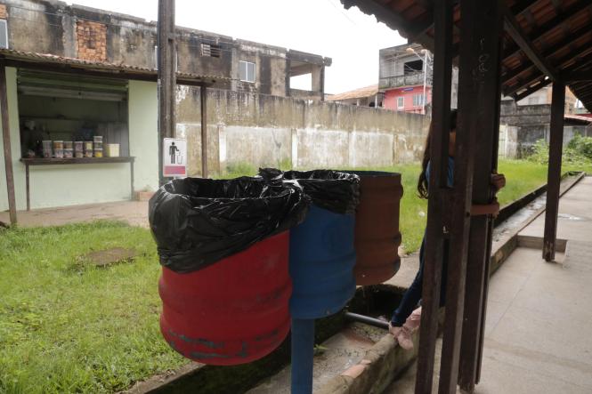 A aula de educação ambiental é diferente na Escola Estadual de Ensino Infantil e Fundamental Professora Esther Bandeira Gomes, no bairro da Sacramenta, em Belém. Alunos do ensino fundamental aprendem de forma interativa, prática e divertida as questões ligadas ao meio ambiente desde que o Projeto Complexo Bolonha chegou à escola, há três anos. A iniciativa realizada pela Companhia de Saneamento do Pará (Cosanpa), em parceria com a Caixa Econômica Federal, leva ações socioeducativas para instituições de ensino públicas em áreas beneficiadas com obras de ampliação do sistema de tratamento de água, na Região Metropolitana de Belém.

FOTO: JADER PAES / AG. PARÁ
DATA:25.02,2019
BELÉM - PARÁ <div class='credito_fotos'>Foto: JADER PAES / AGÊNCIA PA   |   <a href='/midias/2019/originais/8814337f-248c-4d05-8acb-c66a9be026a3.jpg' download><i class='fa-solid fa-download'></i> Download</a></div>