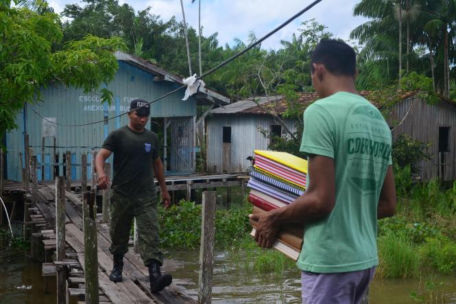 Alimentos não perecíveis, roupas, calçados, brinquedos e livros foram entregues (foto) a moradores ribeirinhos pela Secretaria de Estado de Segurança Pública e Defesa Social (Segup), por meio do Grupamento Fluvial (Gflu), e apoio do movimento de voluntários denominado Grupo de Coração. A entrega aconteceu na manhã desta sexta-feira, 4, partindo da sede do Grupamento até a ilha Urubuoca, localizada na frente do Distrito de Icoaraci. Cerca de 25 famílias se beneficiaram com a ação. Todas elas possuem crianças ou jovens inseridos no projeto social Ribeirinho da Paz, promovido há oito anos pelo Gflu em parceria com a Companhia Fluvial. 

FOTO: ELIELSON MODESTO / ASCOM SEGUP
DATA: 04.01.2019
ICOARACI - PARÁ <div class='credito_fotos'>Foto: Elielson Modesto / Ascom Segup   |   <a href='/midias/2019/originais/882a55b0-40e4-4d9a-bb82-437e7a80ef62.jpg' download><i class='fa-solid fa-download'></i> Download</a></div>