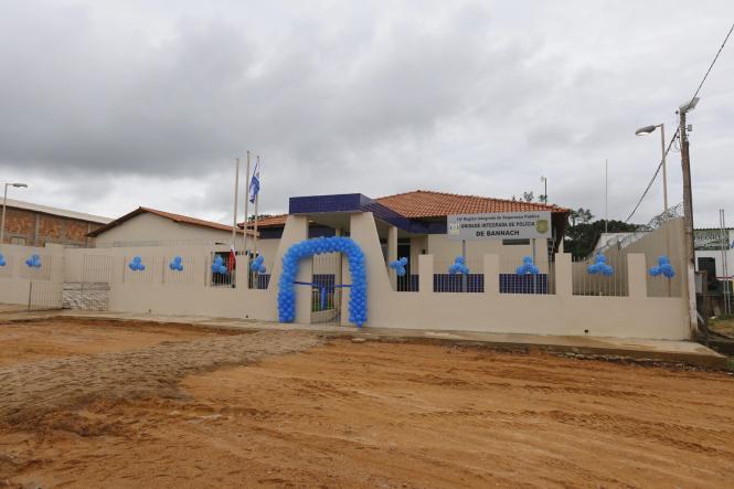 Menor município do Estado em contingente populacional (são pouco mais de 3,3 mil habitantes segundo estimativa do IBGE), Bannach, na região sul do Pará, recebeu, na tarde desta sexta-feira (05), a visita do governador Helder Barbalho, que já havia estado na cidade na condição de ministro da Integração Nacional. E, agora, como chefe do Executivo estadual, voltou para inaugurar uma Unidade Integrada de Polícia e anunciar novos investimentos, como a liberação de cinco quilômetros de asfalto para a sede do município, a futura inauguração de uma agência do Banco do Estado do Pará (Banpará) e um convênio para a construção de algumas pontes localizadas nas vicinais do município.

FOTO: MARCELO SEABRA / AGÊNCIA PARÁ
DATA: 05.04.2019
BELÉM - PA <div class='credito_fotos'>Foto: Marcelo Seabra / Ag. Pará   |   <a href='/midias/2019/originais/883113f3-b188-4e20-a21f-3a1eab3460a8.jpg' download><i class='fa-solid fa-download'></i> Download</a></div>