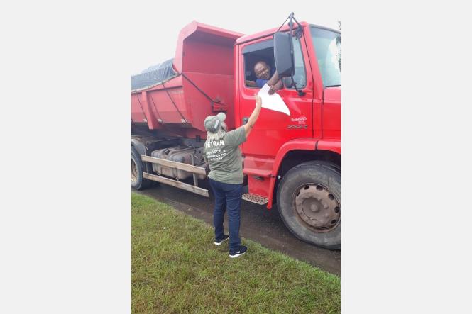 Os caminhoneiros que passavam pela Br-316, na manhã desta quinta-feira (14) foram surpreendidos pelas equipes da Coordenadoria de Educação do Departamento de Trânsito do Estado (Detran/PA).

FOTO: ASCOM / DETRAN
DATA: 14.03.2019
BELÉM - PA <div class='credito_fotos'>Foto: ASCOM / DETRAN   |   <a href='/midias/2019/originais/884f0230-21ad-4170-bc33-cc484b249b41.jpg' download><i class='fa-solid fa-download'></i> Download</a></div>