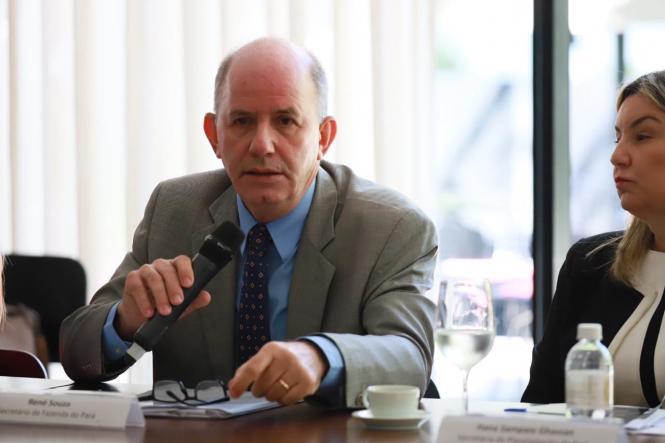 Teve início, na manhã desta quarta-feira (30), em São Paulo (SP), o evento Encontro Rede Juntos Estados, que discute os desafios enfrentados na gestão das finanças públicas com governadores, secretários e especialistas na área fiscal. O Governo do Pará já está representado pelo secretários da Fazenda, René Sousa, e do Planejamento, Hana Ghassan, que neste momento debatem questões de arrecadação ao lado de especialistas, como o economista Paulo Tafner, da Universidade de São PAULO (USP), e o secretário do Tesouro Nacional do governo federal, Mansueto Almeida.  

NA FOTO: 0s secretários da Fazenda, René Sousa, e do Planejamento, Hana Ghassan.

FOTO: Alexandre de Paulo / Divulgação
DATA: 30.01.2019
SÃO PAULO- SP

 <div class='credito_fotos'>Foto: Alexandre de Paulo / Divulgação   |   <a href='/midias/2019/originais/887a0267-6a9e-4c48-a9d9-c0168ff3ead2.jpg' download><i class='fa-solid fa-download'></i> Download</a></div>