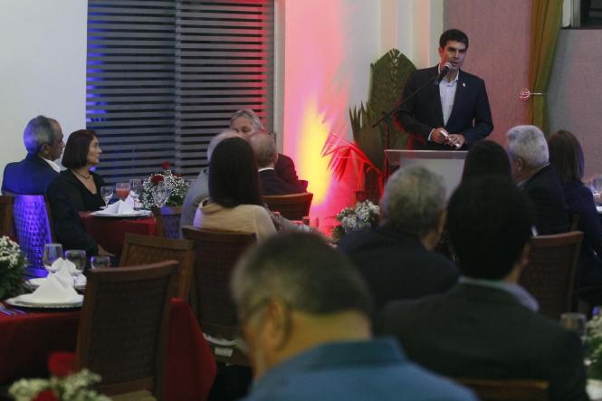 Depois de receber o Título Honorífico de Cidadão do Pará, concedido pelo Poder Legislativo, o General do Exército, Paulo Sérgio Nogueira de Oliveira, Comandante Militar do Norte (CMN) esteve, nesta segunda-feira (15), com o governador Helder Barbalho em um jantar alusivo ao Dia do Exército Brasileiro, realizado na sede do CMN, em Belém. 

FOTO: MARCELO SEABRA / AGÊNCIA PARÁ
DATA: 16.04.2019
BELÉM - PARÁ <div class='credito_fotos'>Foto: Marcelo Seabra / Ag. Pará   |   <a href='/midias/2019/originais/8896a4e3-4941-4ceb-accb-7f6cabe56eeb.jpg' download><i class='fa-solid fa-download'></i> Download</a></div>