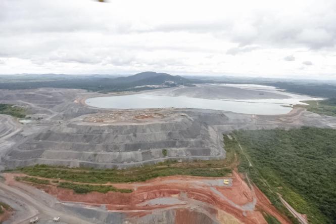 O Grupo de Trabalho de Segurança em Barragens, criado pelo Governo do Estado em janeiro, iniciou as vistorias nas barragens de mineração no Pará, no intuito de estudar mecanismos para criação de um plano estadual de prevenção a desastres ambientais. Nesta quarta (13), os especialistas visitarão as barragens da Mina do Sosego, em Canaã dos Carajás.

FOTO: MAYCON NUNES / AGÊNCIA PARÁ
DATA: 13.03.2019
CANAÃ DOS CARAJÁS - PA <div class='credito_fotos'>Foto: Maycon Nunes / Ag. Pará   |   <a href='/midias/2019/originais/889a83b0-6712-4946-a817-981e313baa36.jpg' download><i class='fa-solid fa-download'></i> Download</a></div>