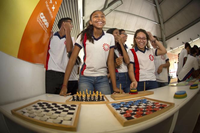 O Centro de Ciências e Planetário do Pará (CCPP) da Universidade do Estado do Pará (Uepa) retoma suas atividades no próximo sábado (9), a partir das 15h, com sessões especiais para o público. Este ano, o Centro comemora 20 anos de ações de fomento ao ensino de ciências, sobretudo para crianças e adolescentes, e inicia a programação de aniversário com exibição de filmes de animação e duas sessões de cúpula.
Atividades do Centro de Ciências e Planetário do Pará.

FOTO: NAILANA THIELY / ASCOM UEPA
DATA: 08.03.19
BELÉM-PARÁ <div class='credito_fotos'>Foto: Nailana Thiely / Ascom Uepa   |   <a href='/midias/2019/originais/889f63aa-b9fc-49a0-a26d-1ab6059e9202.jpg' download><i class='fa-solid fa-download'></i> Download</a></div>