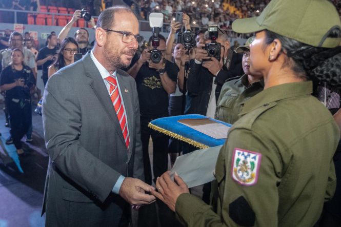 Quatrocentos e trinta novos soldados da Polícia Militar serão distribuídos a partir de hoje para atuar nas ações de policiamento preventivo, ostensivo e repressivo na Região Metropolitana de Belém. A solenidade que marcou a entrega dos novos policiais militares à sociedade ocorreu na manhã desta quinta-feira (2), na Arena Guilherme Paraense, o “Mangueirinho”, com a presença do governador do Estado, Helder Zaluth Barbalho. Nesta sexta-feira (03), o Governo do Estado participa da formatura de outros cem soldados, no município de Marabá.

FOTO: MARCO SANTOS / AGÊNCIA PARÁ 
DATA: 02.05.2019
BELÉM - PARÁ <div class='credito_fotos'>Foto: Marco Santos / Ag. Pará   |   <a href='/midias/2019/originais/88db30f2-ed43-4a8b-a458-01f036723f4e.jpg' download><i class='fa-solid fa-download'></i> Download</a></div>