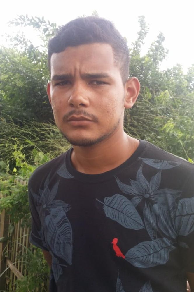 A Polícia Civil prendeu, na tarde desta quarta-feira (15), por homicídio qualificado, os autores da morte do sargento da Policial Militar, Josivaldo Andrade. Os criminosos foram identificados como Fernando Assis Cardoso Silva; Ricardo Barbosa Monteiro; Marcilene do Socorro Barbosa Macedo e Eli Cristina Ribeiro da Conceição.

FOTO: ASCOM / POLICIA CIVIL
DATA: 16.05.2019
BELÉM - PARÁ <div class='credito_fotos'>Foto: Ascom / Policia Civil   |   <a href='/midias/2019/originais/88f51c55-8005-44d0-9984-a57243814ecc.jpg' download><i class='fa-solid fa-download'></i> Download</a></div>