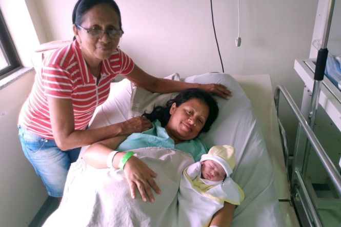 Este ano, a comemoração pelo Dia das Mães na família da professora Eliziane da Silva Correa, 35, será diferente com a chegada de sua filha, que nasceu no dia seis deste mês, na maternidade do Hospital Regional Público do Marajó (HRPM), em Breves. 

A dona de casa Ordilene do Socorro Barbosa, passou pela assistência oferecida pelo HRPL e só tem a agradecer.

FOTO: HRPM  /  ASCOM
DATA: 10.05.2019
BREVES - PARÁ <div class='credito_fotos'>Foto: Ascom / HRPM   |   <a href='/midias/2019/originais/89113965-ca47-422c-9f5f-9cce9463e1c6.jpg' download><i class='fa-solid fa-download'></i> Download</a></div>