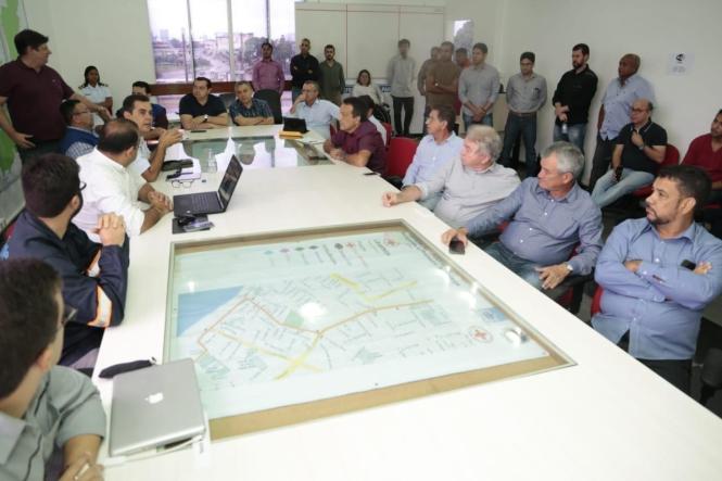 O Governo do Estado segue trabalhando para buscar maneiras de solucionar a questão do fluxo de cargas e passageiros, na capital e nos municípios atingidos pela queda de parte da ponte do Rio Moju. Neste domingo (14), representantes de vários órgãos envolvidos na ações emergenciais estiveram reunidos na sala de situação do Corpo de Bombeiros, em Belém, para conhecer alguns projetos apresentados como possíveis soluções ao problema de tráfego de veículos.

FOTO: RICARDO AMANAJÁS - AGÊNCIA PARÁ
DATA: 14.04.2019
BELÉM - PARÁ <div class='credito_fotos'>Foto: Ricardo Amanajás / Ag. Pará   |   <a href='/midias/2019/originais/89311fc4-9d03-4f7f-af20-9bd39ad163cc.jpg' download><i class='fa-solid fa-download'></i> Download</a></div>