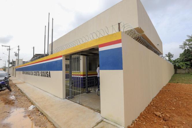 O governador Helder Barbalho inaugurou, na noite desta sexta-feira (15), na comunidade do Acarajozinho, em Bragança, Nordeste paraense, a Escola Estadual de Ensino Fundamental e Médio Domingas da Costa Sousa, um sonho antigo da comunidade, que tem cerca de quatro mil habitantes. Antes, a escola funcionava em condições precárias, em um prédio fundado há cerca de 35 anos, o qual já não conseguia mais abrigar as diversas atividades do colégio, divididas, então, também, pelo espaço de um pequeno centro comunitário. Os investimentos foram de cerca de R$ 5 milhões, oriundos do convênio celebrado entre o Governo do Estado e o Banco Interamericano de Desenvolvimento (BID). A escola vai atender cerca de 600 estudantes dos ensinos Fundamental, Médio e a modalidade de Educação de Jovens e Adultos (EJA).  

FOTO: MARCO SANTOS /AGÊNCIA PARÁ
DATA: 16.02.2019
BRAGANÇA / PA <div class='credito_fotos'>Foto: Marco Santos / Ag. Pará   |   <a href='/midias/2019/originais/8943394b-aa20-48c2-b41b-8c4a9d9e4630.jpg' download><i class='fa-solid fa-download'></i> Download</a></div>