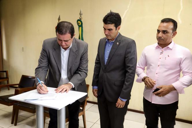 Na manhã desta terça-feira (16), o governador Helder Barbalho esteve na sede da Companhia de Habitação do Pará (Cohab), para participar, junto com o presidente do órgão, José Scaff Filho, das comemorações pelos 54 anos da instituição. Durante a programação foram entregues 54 cheques moradia e realizada a assinatura simbólica de 200 títulos de regularização fundiária.

FOTO: MARCO SANTOS / AGÊNCIA PARÁ
DATA: 16.04.2019
BELÉM - PARÁ <div class='credito_fotos'>Foto: Marco Santos / Ag. Pará   |   <a href='/midias/2019/originais/894e4e35-303d-45ce-84d2-141c19702975.jpg' download><i class='fa-solid fa-download'></i> Download</a></div>