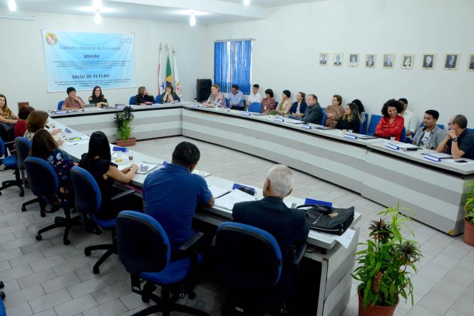 A secretária de Estado de Educação, professora Leila Freire, empossou os novos membros do Conselho Estadual de Educação do Pará (CEE/PA). O evento foi realizado na manhã desta segunda-feira (6), em Belém. Antes da posse, a professora Maria Betânia de Carvalho Arroyo foi eleita a nova presidente da entidade para os próximos dois anos. Ao todo, foram nomeados 16 membros, sendo oito da gestão anterior e oito nomeados pela primeira vez.

FOTO: RAI PONTES / ASCOM SEDUC
DATA: 06.05.2019
BELÉM - PARÁ <div class='credito_fotos'>Foto: Rai Pontes/Ascom Seduc   |   <a href='/midias/2019/originais/899546e1-d318-4c36-ba2a-79a3276f3e9c.jpg' download><i class='fa-solid fa-download'></i> Download</a></div>