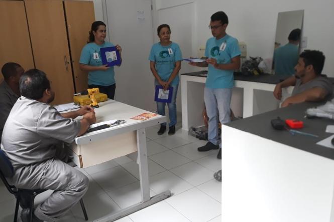 Idealizadores do Projeto Reciclação, em parceria com o Serviço de Segurança e Medicina do Trabalho (SESMT) e com profissionais do Hospital Jean Bitar (HJB), promoveram, nesta sexta-feira (22), ação alusiva ao Dia Mundial da Água nas unidades de internação, recepções e nos setores administrativos da instituição.

FOTO: DIVULGAÇÃO
DATA: 22.03.2019
BELÉM - PA <div class='credito_fotos'>Foto: Divulgação   |   <a href='/midias/2019/originais/89b3ab7b-847b-4355-a95b-165266e8c423.jpg' download><i class='fa-solid fa-download'></i> Download</a></div>