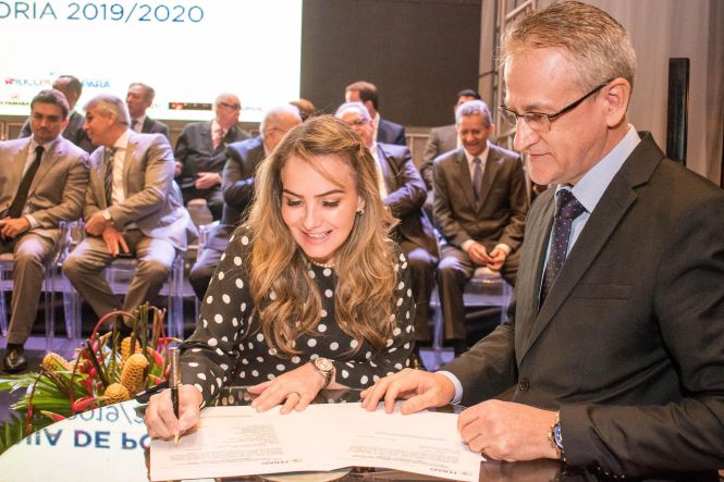 Empenho e esforço conjunto para facilitar e desburocratizar cada vez mais a atividade empreendedora no Estado do Pará rumo à total retomada da confiança na Economia. Esse foi o compromisso anunciado pela presidente da Junta Comercial do Estado do Pará (Jucepa), Cilene Sabino, em seu discurso de posse como presidente da Federação Nacional das Juntas Comerciais (Fenaju), em solenidade na noite desta quinta-feira (16). Além dela, foram empossados os vice-presidentes das demais regiões, secretário geral e conselho fiscal.

Fenaju - Cerimônia de posse da diretoria 2019-2020 - 

FOTO: Fernando Sette / Divulgação
DATA: 17.05.2019
BELÉM - PARÁ <div class='credito_fotos'>Foto: Fernando Sette / Divulgação   |   <a href='/midias/2019/originais/89c71736-9a80-4563-b57f-ccbbe75919c4.jpg' download><i class='fa-solid fa-download'></i> Download</a></div>