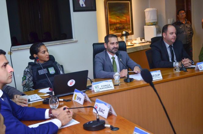 Os números da violência no Pará seguem reduzindo. Com o acréscimo de 200 militares da Força Nacional atuando na ostensividade, os crimes de furto, homicídio, latrocínio, lesão corporal seguida de morte e roubo tiveram redução, ao comparar o período de 18 de fevereiro a 24 de março, antes da chegada da Força Nacional, e 25 de março a 28 de abril, período que a FN já estava em atuação.

FOTO: ELIELSON MODESTO / ASCOM SEGUP
DATA: 30.04.2019
BELÉM - PARÁ <div class='credito_fotos'>Foto: Elielson Modesto / Ascom Segup   |   <a href='/midias/2019/originais/89dc85c1-33b8-4875-82ee-ff127546e396.jpg' download><i class='fa-solid fa-download'></i> Download</a></div>