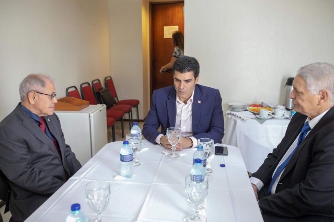 Durante agenda no Pará, nesta quarta (24) e quinta-feira (25), o secretário Especial de Assuntos Estratégicos da Presidência da República, o general reformado do Exército Maynard Marques de Santa Rosa, esteve com autoridades do Estado, membros da iniciativa privada, da academia e da sociedade civil para apresentar a minuta do decreto que irá criar o Grupo de Trabalho Interministerial (GTI) para o planejamento e execução do Programa Barão do Rio Branco (PBRB). Um dos compromissos foi o encontro com o governador Helder Barbalho, nesta quinta.

FOTO: MARCO SANTOS / AGÊNCIA PARÁ
DATA: 25.04.2019
BELÉM - PARÁ <div class='credito_fotos'>Foto: Marco Santos / Ag. Pará   |   <a href='/midias/2019/originais/89e68cdd-ecf7-451d-ae03-992f63261ff4.jpg' download><i class='fa-solid fa-download'></i> Download</a></div>