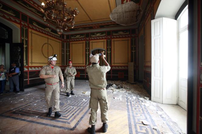 O Governo do Pará, por meio da Secretaria de Estado de Cultura (Secult), já autorizou abertura de processo para obra emergencial de restauro da parte estrutural do teto do Palácio Lauro Sodré, após o desabamento de parte do forro do Salão Histórico, nesta sexta-feira (25). Após o incidente no local, que abriga o Museu do Estado do Pará (MEP), também será iniciado um processo emergencial de revisão do sistema de prevenção e combate a incêndios de todos os prédios históricos sob a responsabilidade da Secult.

FOTO: FERNANDO ARAÚJO / AG. PARÁ
DATA: 25.01.2019
BELÉM - PARÁ <div class='credito_fotos'>Foto: Fernando Araújo/Ag. Pará   |   <a href='/midias/2019/originais/89ea01bf-2e87-4a16-81dd-8578126dbd44.jpg' download><i class='fa-solid fa-download'></i> Download</a></div>