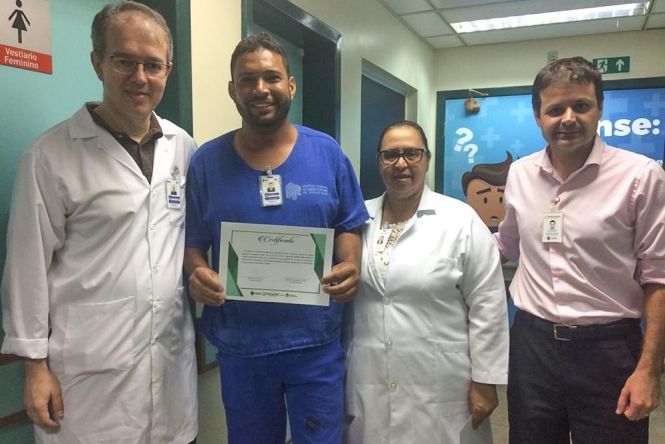 Um dos 119 integrantes do projeto "Melhorando a Segurança do Paciente em Larga Escala no Brasil", promovido pelo Ministério da Saúde, o Hospital Regional do Sudeste do Pará - Dr. Geraldo Veloso (HRSP), em Marabá (PA), recebe nesta semana a visita de enfermeiras do Hospital Moinhos de Vento, do Rio Grande do Sul (RS). 

FOTO: ASCOM / HRSP
DATA: 16.05.2019
MARABÁ - PARÁ <div class='credito_fotos'>Foto: ASCOM HRSP   |   <a href='/midias/2019/originais/8a060fb2-5f33-495a-85c7-aaead008f8c5.jpg' download><i class='fa-solid fa-download'></i> Download</a></div>